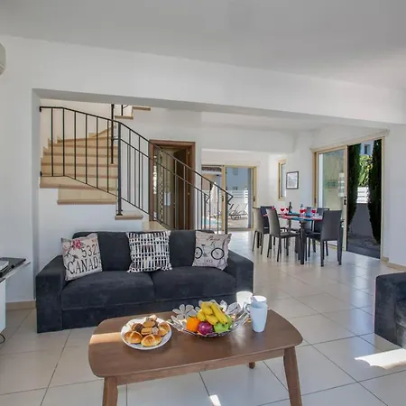 In Sleeps 6 Includes Swimming Pool And Air Con 4 6 Villa