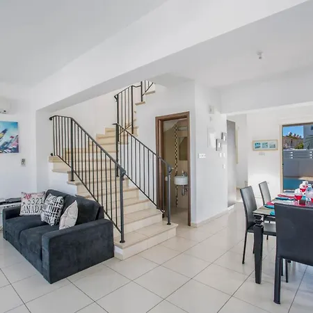 In Sleeps 6 Includes Swimming Pool And Air Con 4 6 Villa *