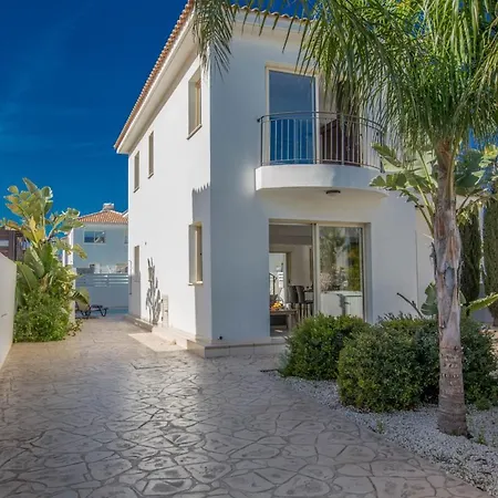 Villa In Sleeps 6 Includes Swimming Pool And Air Con 4 6