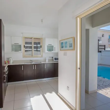 Villa In Sleeps 6 Includes Swimming Pool And Air Con 4 6 *