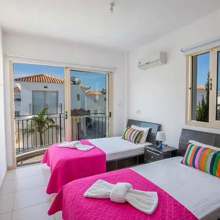 Vilă In Sleeps 6 Includes Swimming Pool And Air Con 4 6