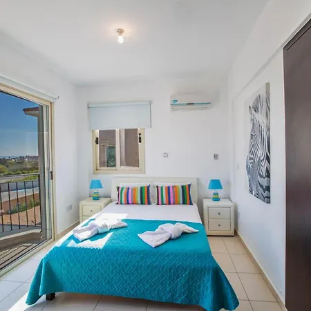 In Sleeps 6 Includes Swimming Pool And Air Con 4 6 빌라 *