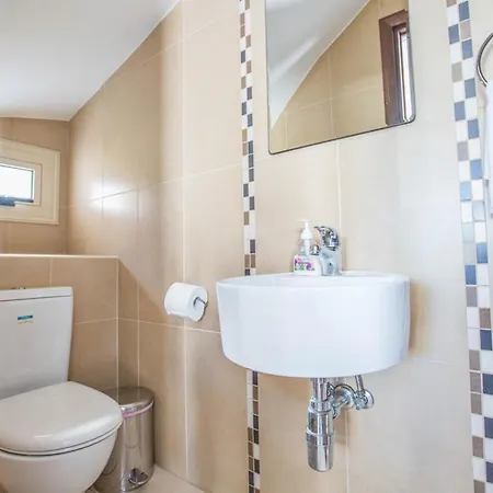 빌라 In Sleeps 6 Includes Swimming Pool And Air Con 4 6 프로타라스