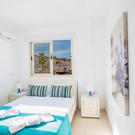 Vilă In Sleeps 6 Includes Swimming Pool And Air Con 4 6