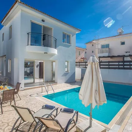 In Sleeps 6 Includes Swimming Pool And Air Con 4 6 *